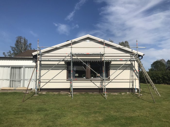 Gaveln på ett hus med byggställningar uppställda, klart för renovering.