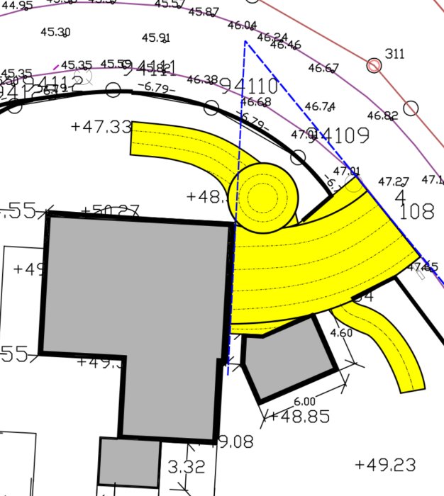 Ritning av uppfart med cirkelbåge och plan för studsmatta, höjdnivåer och mått angivna.