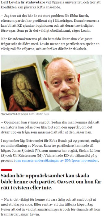 Leif Lewin, statsvetare i profil med bokhylla i bakgrunden, DN-artikel.