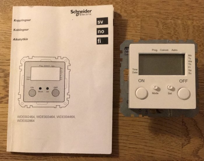 Begagnat kopplingsur från Schneider Electric bredvid instruktionsmanual, god kondition, kräver Exxact ram.