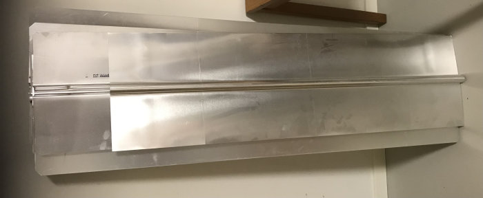 Längsgående metallkanaler för 20 mm rörslingor staplade på varandra.