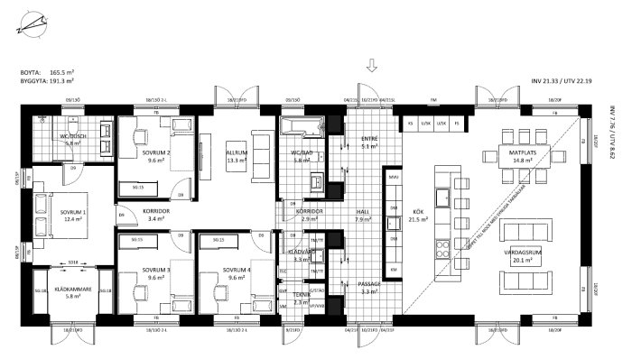 Arkitektonisk ritning av ett hus med detaljer av rum, möbler och inredningsändringar.