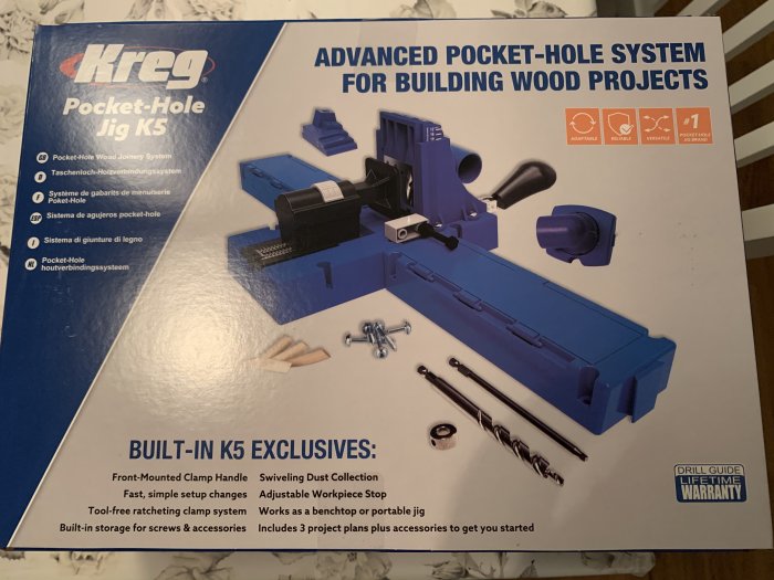 Kreg K5 pocket-hole jig systempaket och tillbehör för träprojekt på köksbordet.