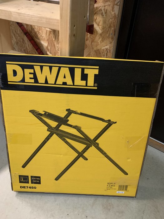 Kartong med Dewalt sågbord DE7450, nyinköpt verktyg enligt forummedlemmens berättelse.