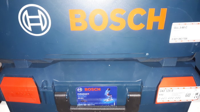 Bosch verktygslåda i blått med etiketter och modellnamn synliga.