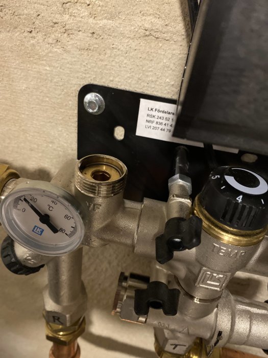 Närkontakt av en ventilmekanism med en temperaturmätare och olika rörkopplingar, fråga om ventilen är öppen.