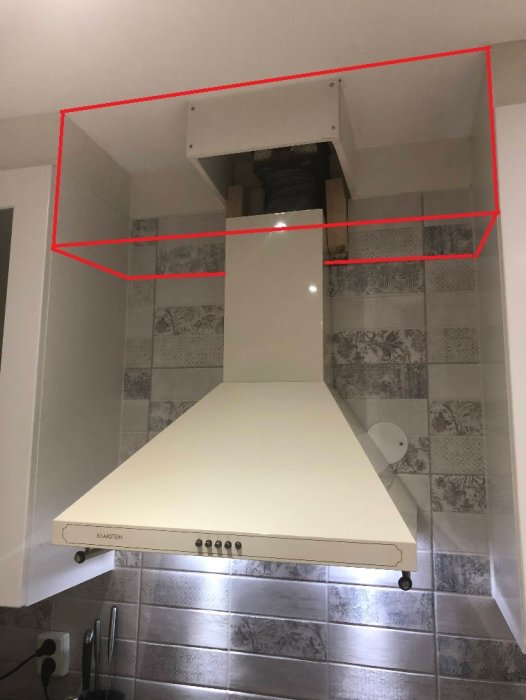 Kökfläkt monterad under hemmabyggd vit låda med öppen ventilation uppåt.