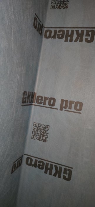 Tätskikt i hörn utan synlig överlappning, märkt med GKHero pro.