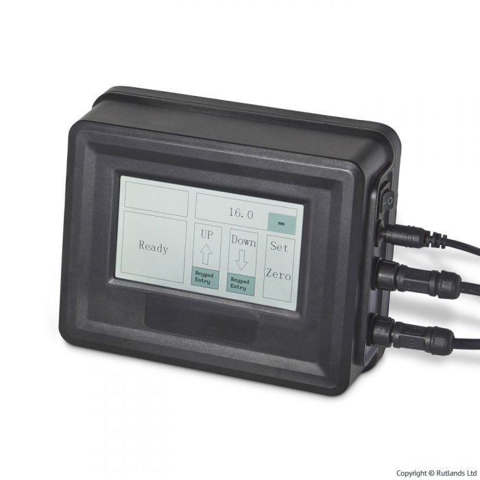 Elektronisk display för Rutlands fräslyft visar knappar för upp/ned och inställningar.