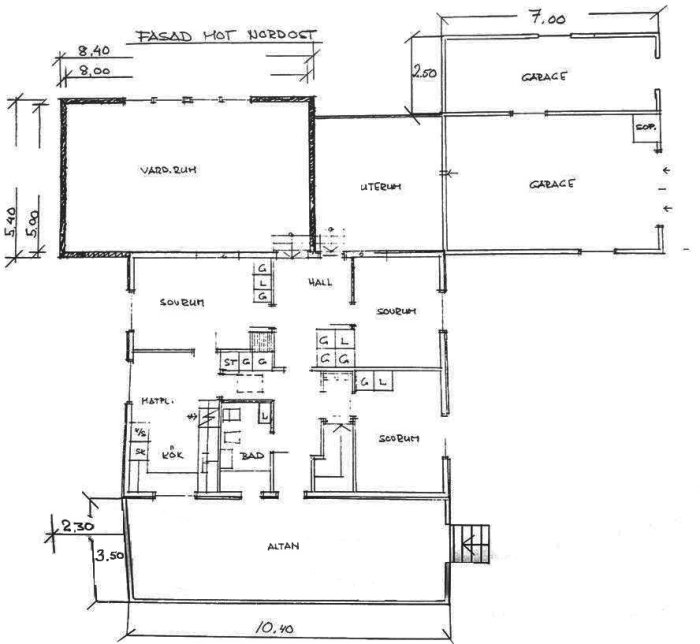 Arkitektonisk ritning över en villa före renovering med måttsatta rum och inredningsdetaljer.