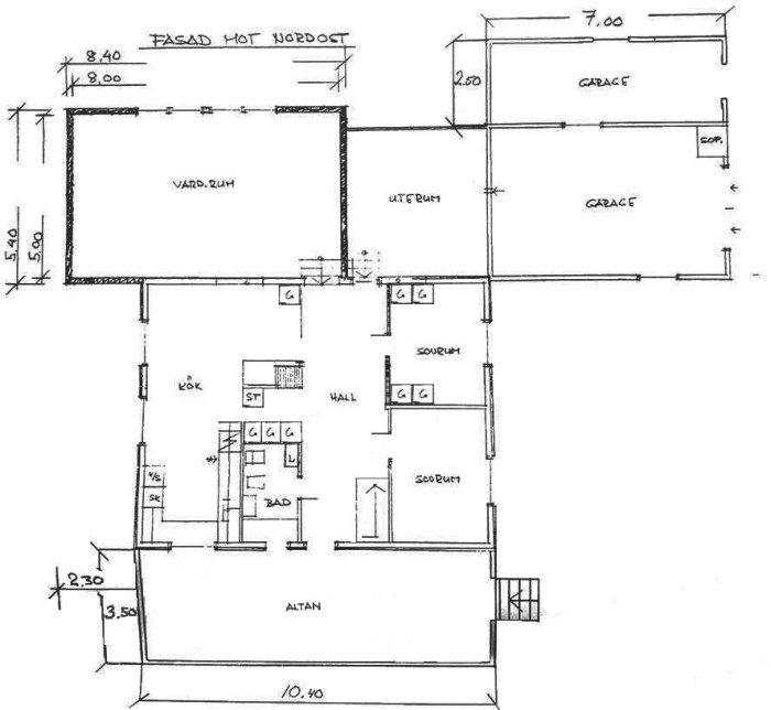 Arkitektonisk ritning av en villa före renovering med markerade rum och mått.