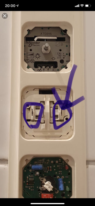 Elektronisk termostat med märkningar för demontering, ritad på med blå penna.