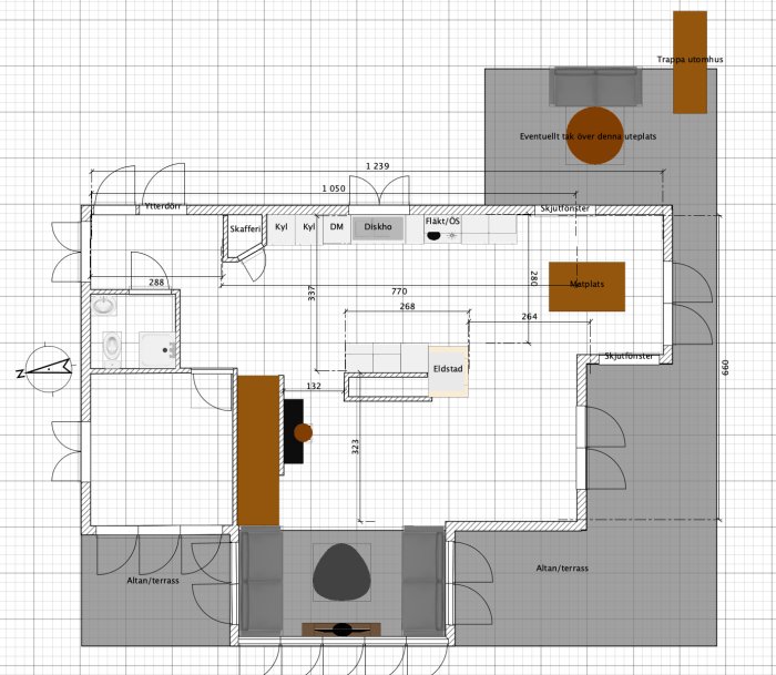 Arkitektonisk skiss av husplan med mått, möblering och en markerad utomhustrappa.