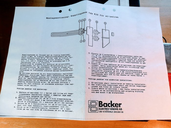 Monteringssida från en manual visar en ritning och instruktioner för en kopplingsbox typ K15 för oljepatron.