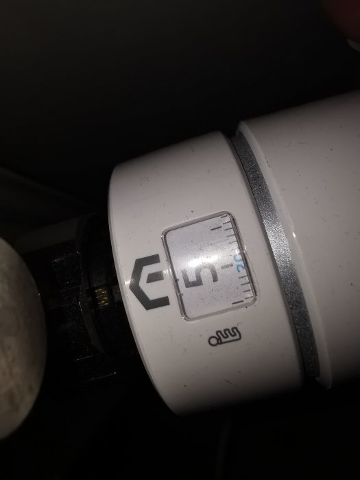 Nahaufnahme eines Thermostatventils mit dem eingestellten Wert 5, der 20 Grad Celsius entspricht.