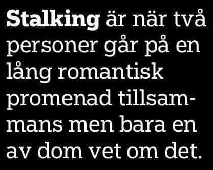 Text på svart bakgrund som beskriver stalking som en romantisk promenad där bara en person vet om det.