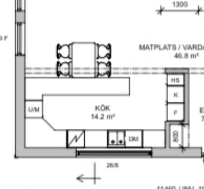 Ritning av kökslayout med matplats, visar placering av köksö och ventilationssystem i relation till skafferiet.