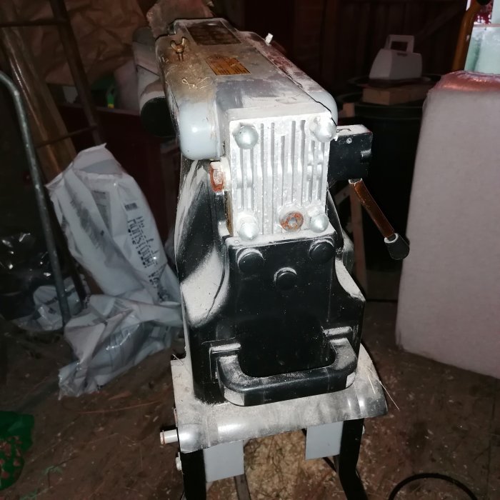 Gammal vedklyv med synliga slitage och rost, behöver hydrauloljebyte.