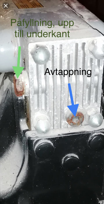 Radiator med markerad påfyllningspunkt och avtappningsventil.