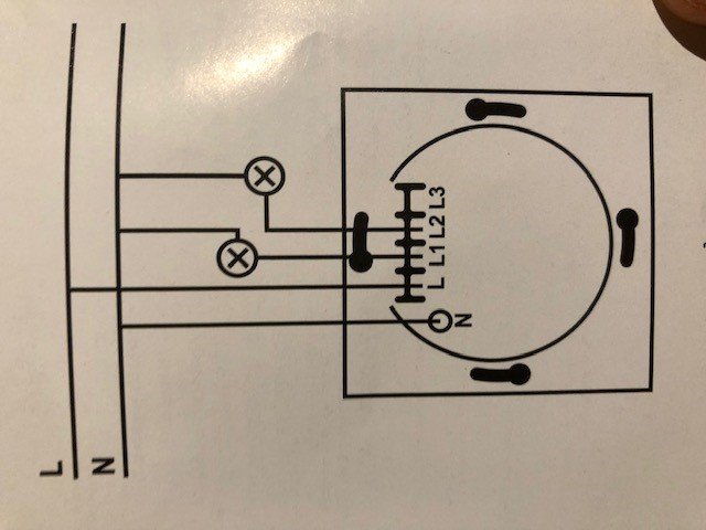 Skiss av installation för strömbrytare med märkningar för jord (gul/grön), fas (svart) och nolla (blå).