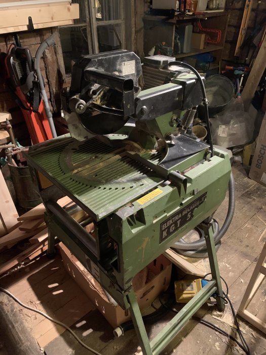 Begagnad Elektra Beckum KGT 500 kap- och geringssåg utan dammutsug, synligt sprucket fäste, i en verkstadsmiljö.