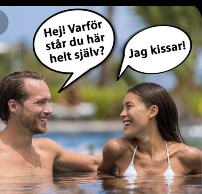 Två personer i en pool med pratbubblor; "Hej! Varför står du här helt själv?" och "Jag kissar!