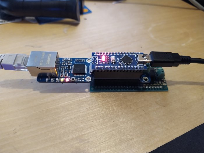 Elektronikmodul med nätverkskabel och USB ansluten, LED påslagen och etiketterad D13 SCK för SPI-länk.