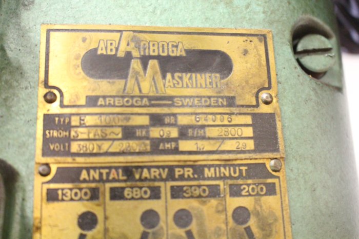 Närbild av en märkesplåt på en Arboga pelarborrmaskin med specifikationer och varvtal.