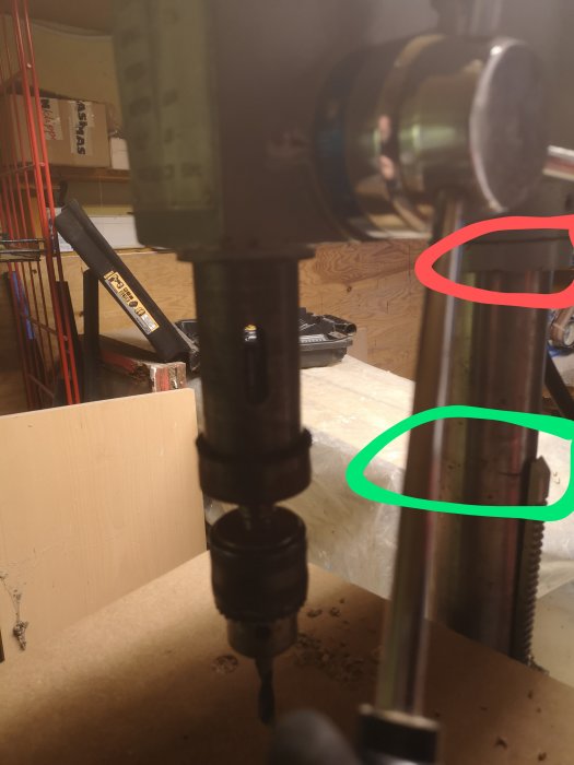 Borrmaskin i verkstad med markerade positioner där en röd ring bör monteras på grön markerad yta.