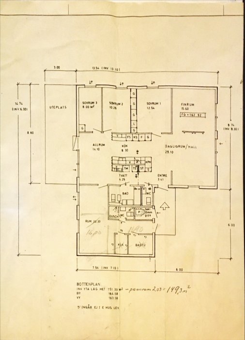 Originalritning av ett enfamiljshus planlösning med markerad plats för en utebliven bastu och utrymme för framtida badrum.