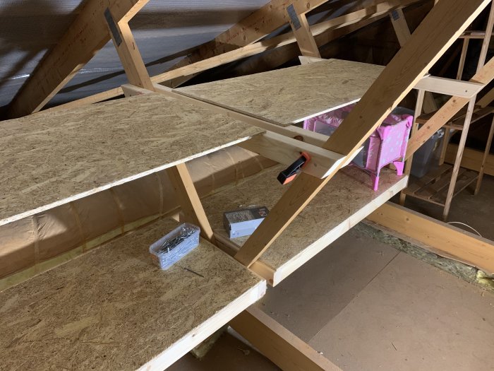 OSB-planscher används för att bygga ett övre plan i en vind med plats för förvaring och lättillgängligt inspektionsutrymme.