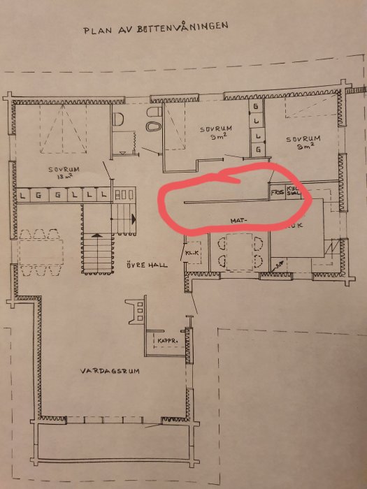 Rakennuksen pohjapiirros, jossa punaisella korostettu mahdollisesti kantava seinä olohuoneen ja ruokailutilan välissä.