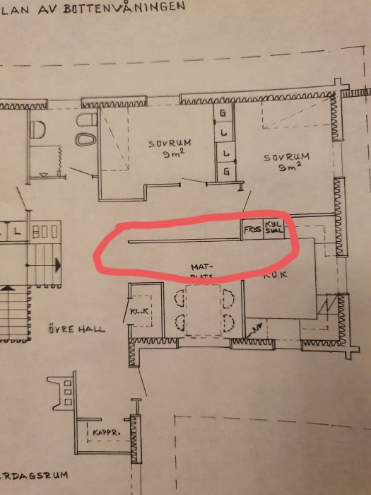 Rakennuksen pohjapiirros, johon on merkitty mahdollisesti kantava seinä punaisella viivalla ruokailutilan ja keittiön välissä.