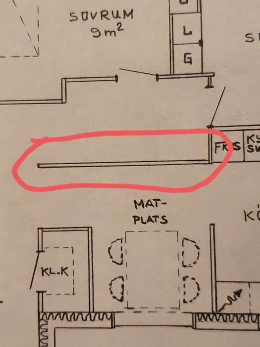 Rakennuksen pohjapiirros, punaisella ympyröity seinä ruokailutilan ja makuuhuoneen välissä tutkittavana mahdollisena kantavana seinänä.