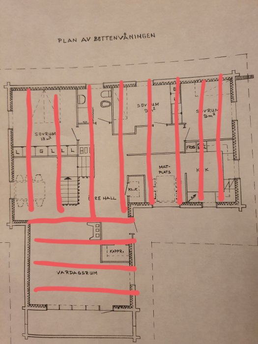 Rakennuspiirros, jossa takorakenteet on merkitty punaisilla viivoilla osoittamaan suunnan.
