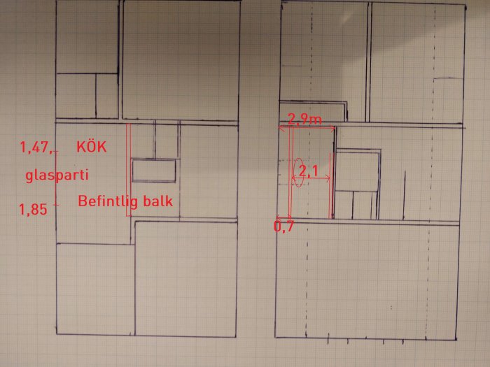 Ritning av rum med måttangivelser, markerad befintlig balk och glasparti i kök.
