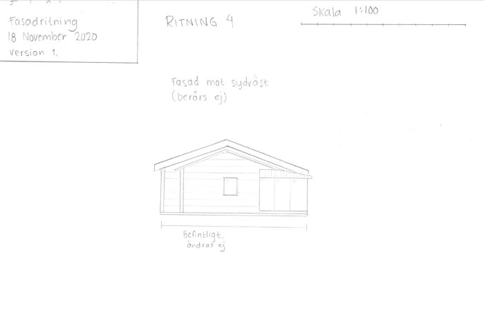 Handritad fasadritning av en enplansvilla med angiven skala och datum, samt text som döljer fastighetsinformation.