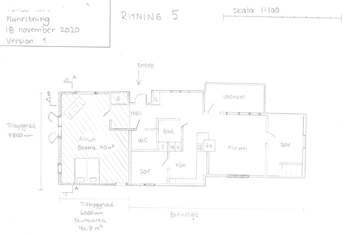 Arkitektritning av ett bostadshus med maskerad fastighetsbeteckning och anteckningar om mått.