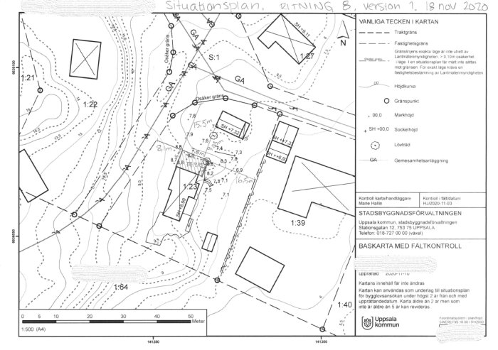 Situationsplan med markerade byggnader, höjdkurvor, gränser och noteringar, fastighetsbeteckning censurerad.