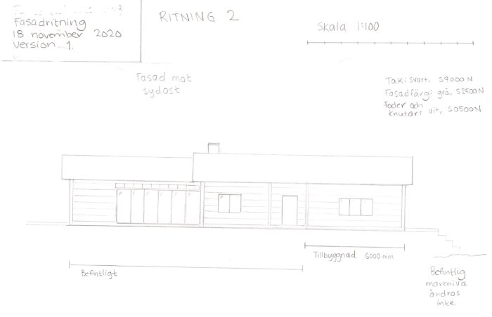 Ritning av husfasad med tillbyggnad, plintgrund och trästomme, liggande träpanel och svarta betongpannor.