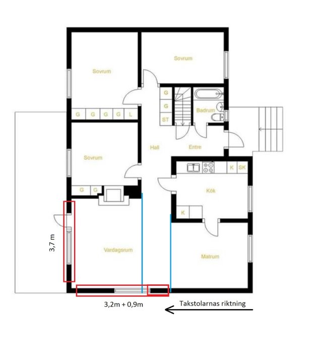 Husets planlösning med markerade framtida skjutdörrspartier och avlastning för vardagsrum på vinden.