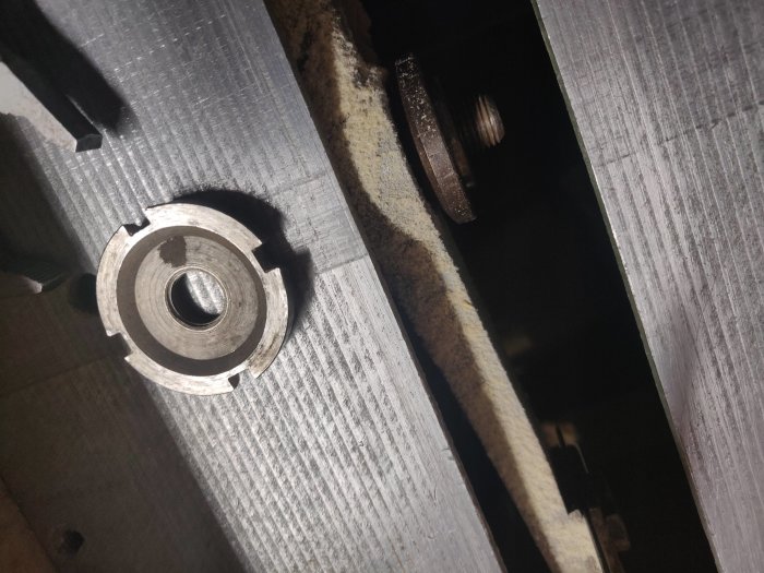 Närbild av sågklingans fästelement på en Robland K210 kombimaskin.