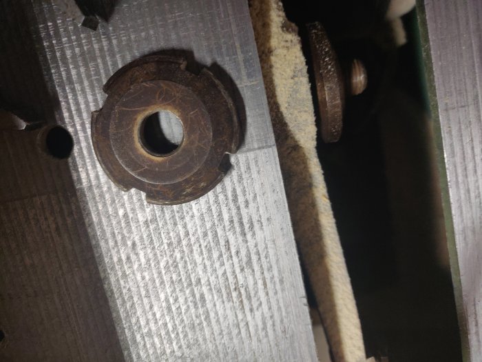 Närbild på sågklingans monteringsfläns på en Robland k210 kombimaskin.