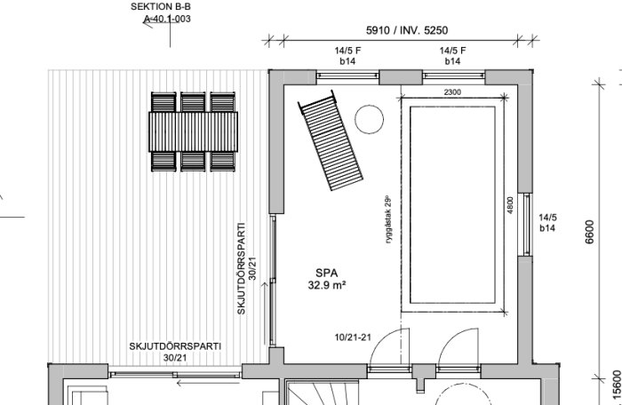 Ritning av ett inomhus spa-område med mått och placering av ett skjutdörrsparti samt angivna dimensioner för spaet.