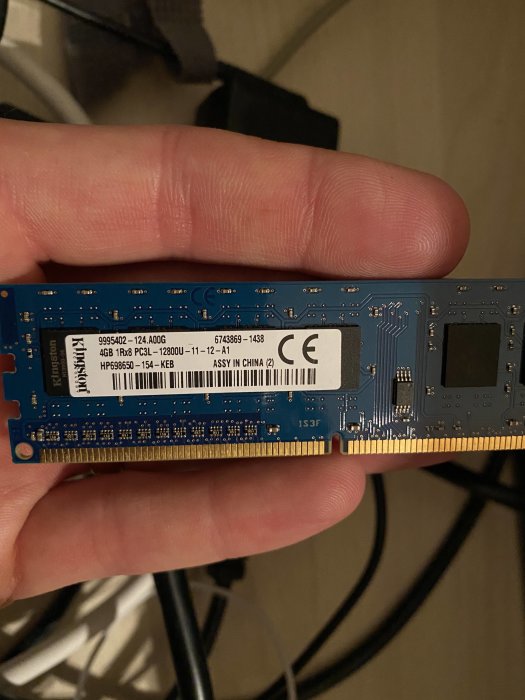 Hand som håller DDR4 RAM-minnesmodul för datoruppgradering.