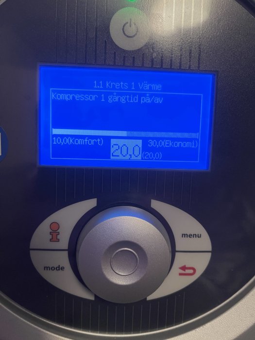 Digital värmepumpspanel som visar kompressor gångtid med menyval och inställningar.