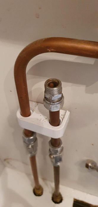 Kopparrör med gängad ände och anslutningsdetaljer för köksblandare i närbild.