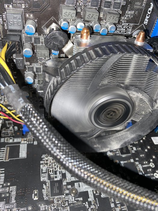 CPU-fläkt i rörelse monterad på ett moderkort inuti en dator.