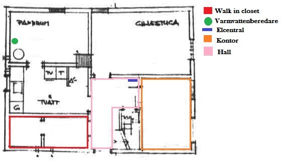 Ritning av källarplan med färgmarkeringar för olika utrymmen som walk-in closet, varmvattenberedare, elcentral, kontor och hall.