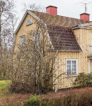 Välvårdad men daterad insida av hus med slitna tapeter sedan 70-talet, inga vattenläckage synliga.